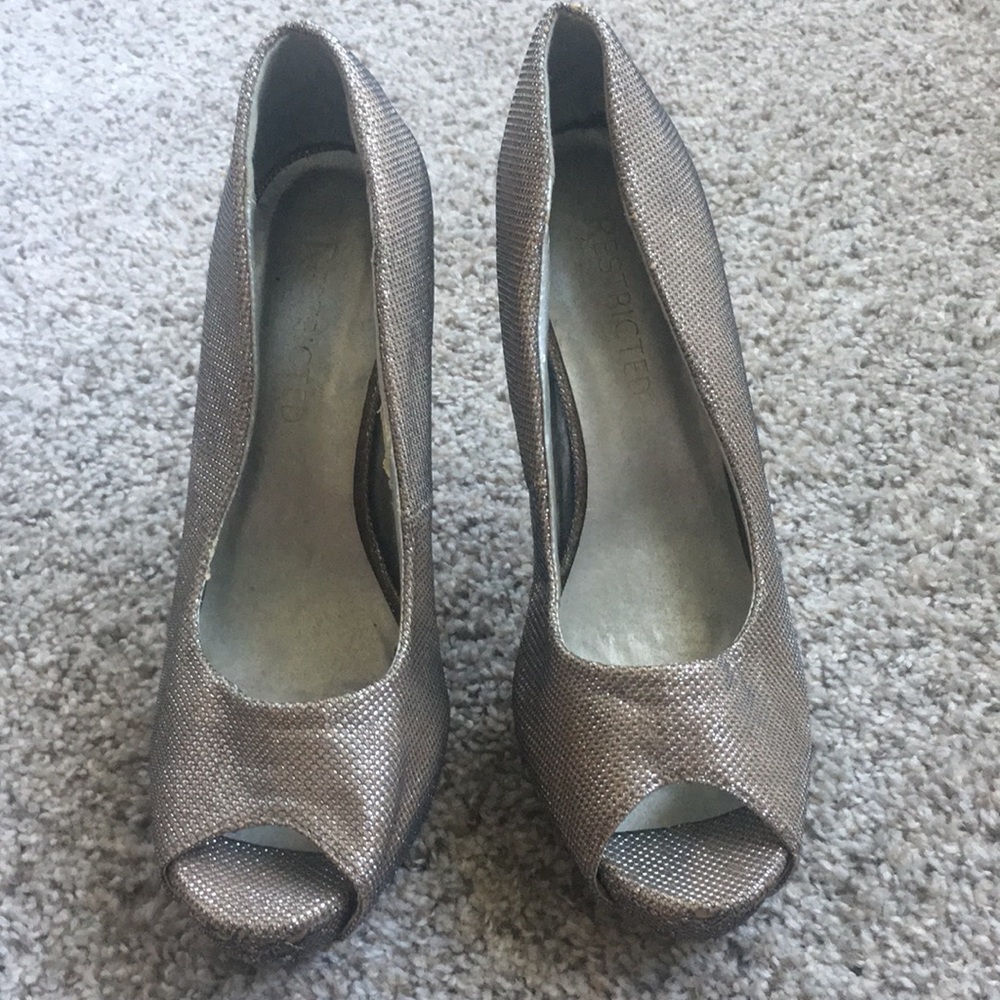 Gold/silver shoes